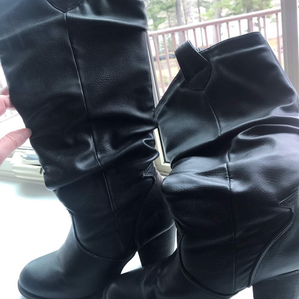 Dress or casual Black boots. Chunky heel